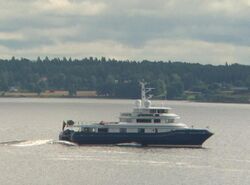 Yacht-silver-cloud passing Jeløya.jpg