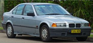 1991-1996 BMW 318i (E36) sedan (2011-04-02) 01.jpg