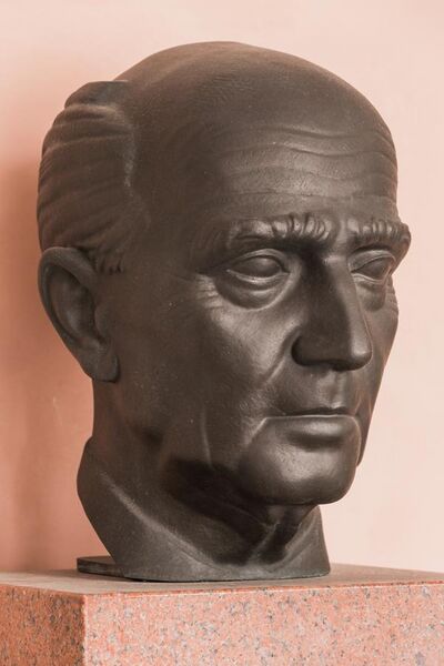 File:Hans Kelsen (Nr. 17) - Bust in the Arkadenhof, University of Vienna - 0289.jpg