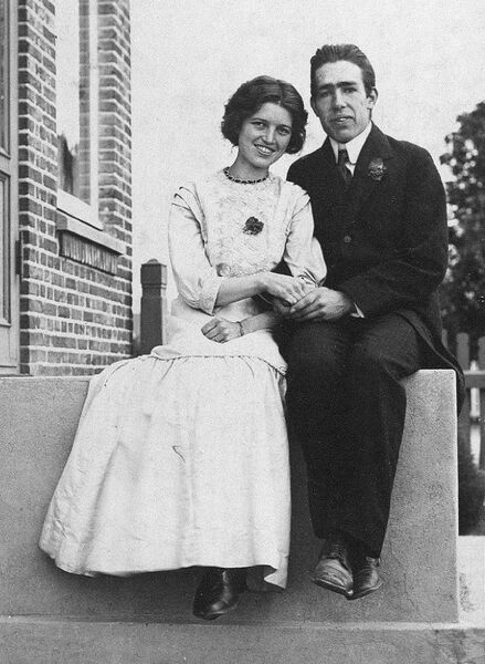 File:Niels Bohr and Margrethe engaged 1910.jpg