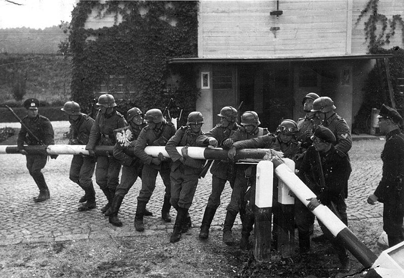 File:Danzig Police at Polish Border (1939-09-01).jpg
