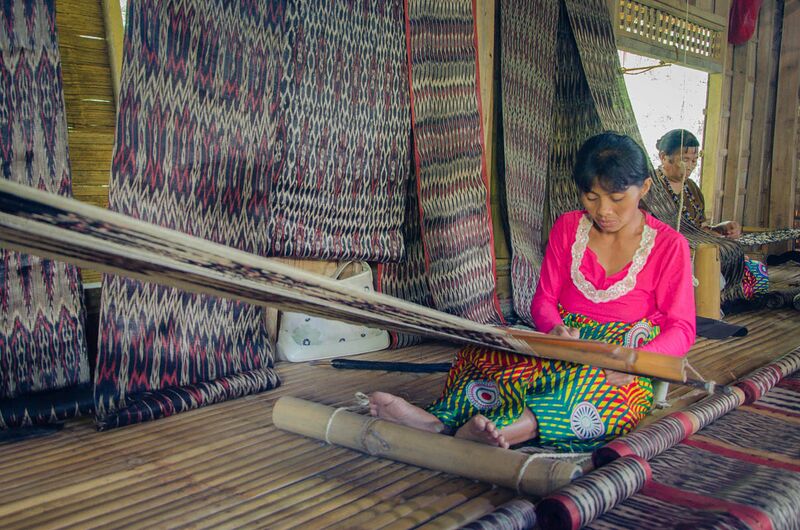 File:T'nalak weaver at Lake Sebu, South Cotabato.jpg