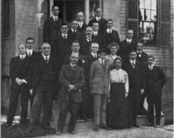 Twenty scientists, mostly men, standing for a group photograph in 1916.