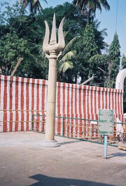 A trident outside Gavigangadareswara temple in Bangalore.jpg