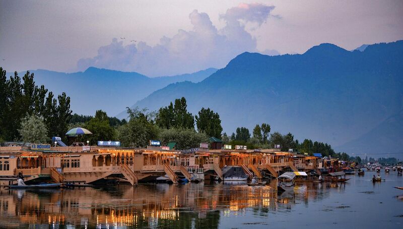 File:Houseboats, Dal Lake, Kashmir.jpg