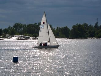 Sailing a 606 at Särkkä (9027767910).jpg