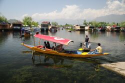 Shikara di Tasik Dal.jpg