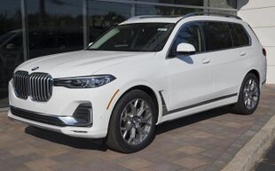 2019 BMW X7 xDrive40i in white, front left.jpg