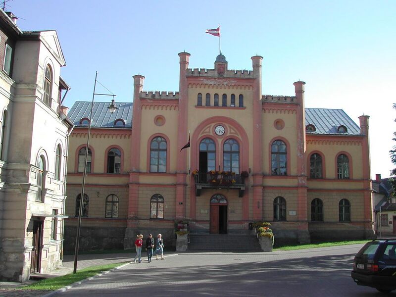 File:Kuldiga-town hall.JPG