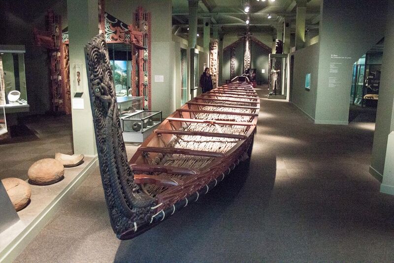 File:Maori canoe (waka) in the Otago Museum, 2016-01-29.jpg