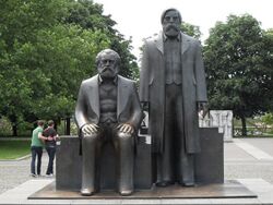 Marx und Engels Denkmal, alter Platz - panoramio.jpg