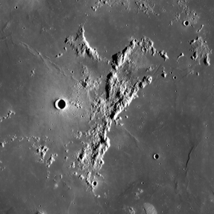 Montes Riphaeus (LRO).png