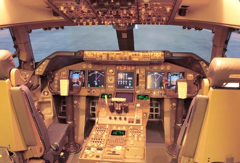 File:JAL Boeing 747-446 flight deck.jpg