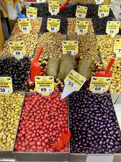 Olives in Spice Bazaar, Istanbul.jpg