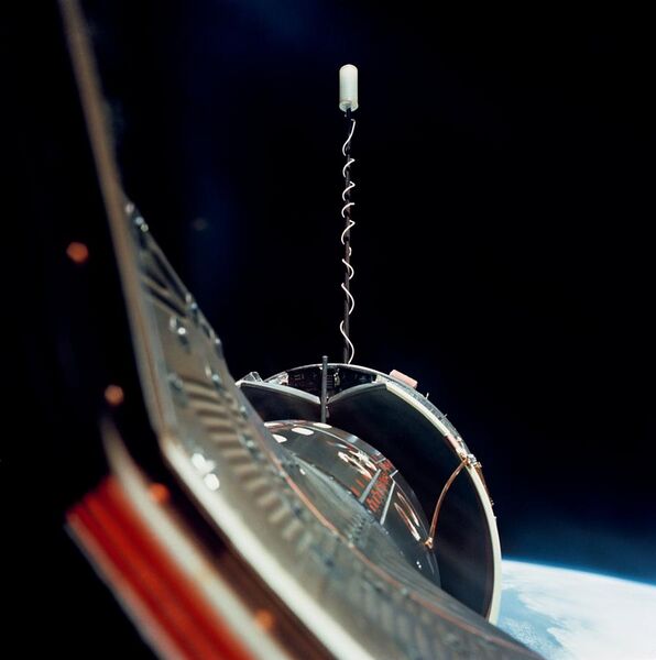 File:Gemini 10 docked with Agena.jpg