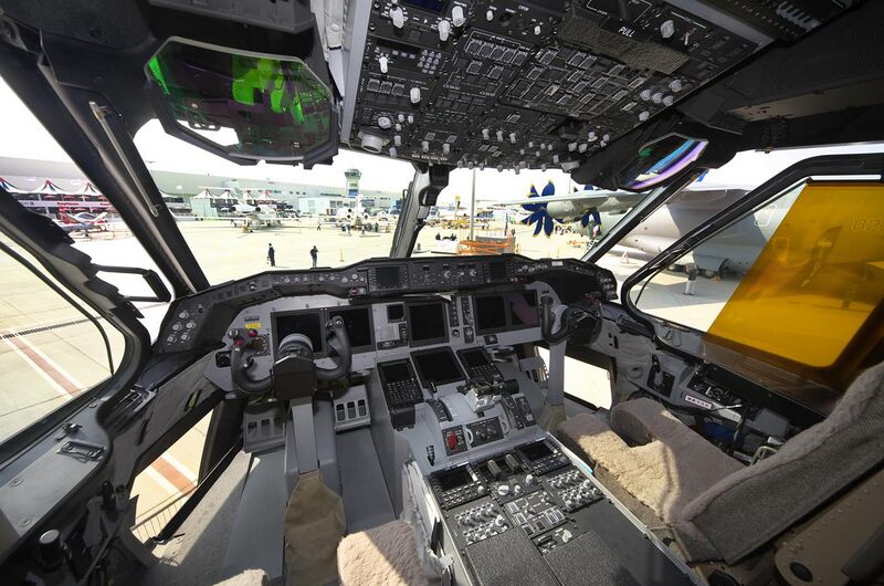 File:Kawasaki C-2 - Cockpit.jpg