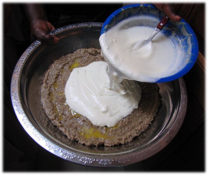 File:Lakh - arraw millet porridge 3. fermented milk topping.jpg