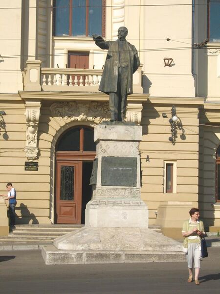 File:Statuia lui Mihail Kogălniceanu din Iași2.jpg