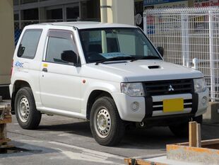 Mitsubishi PAJERO MINI Limited (ABA-H53A) front.jpg