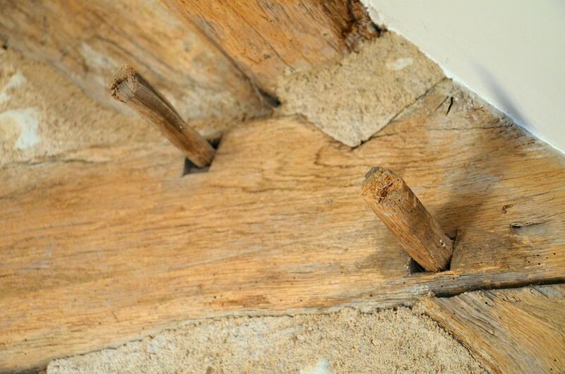 File:Chevilles en bois dans une charpente ancienne.jpg
