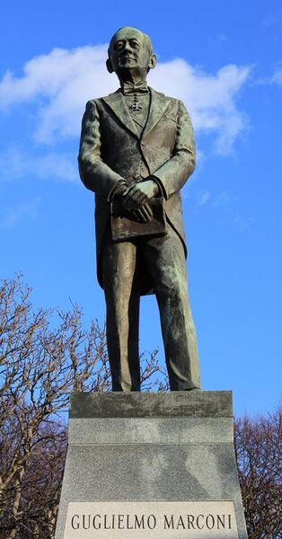 File:Guglielmo Marconi Statue Sculpture by Giancarlo Saleppichi, 1975-erected at Marconi Plaza Philadelphia PA Photo date 01-06-2020.jpeg