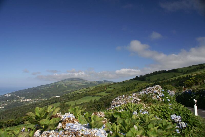 File:Montanhas do Complexo Vulcânico do Topo, Topo, Vila da Calheta, ilha de São Jorge, Açores.JPG