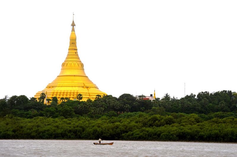File:Truly gold Global Vipassana Pagoda.jpg