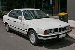 1989 BMW 525i (E34) sedan (2015-11-13) 01.jpg