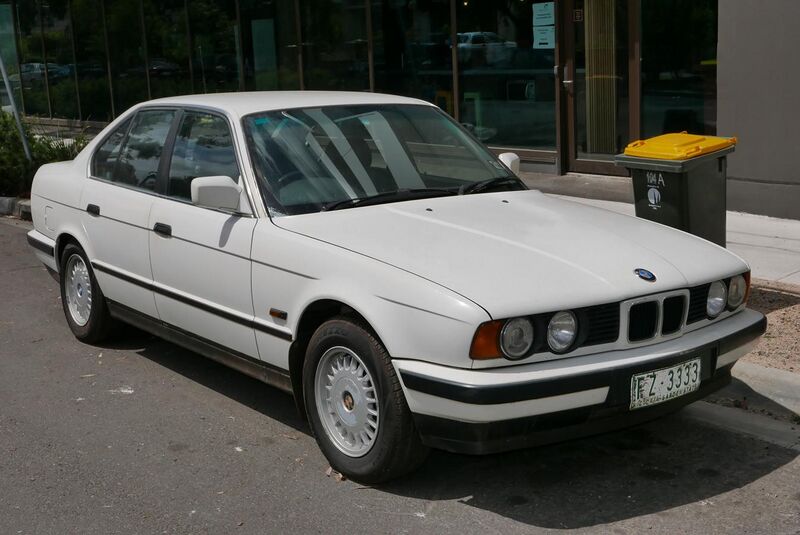 File:1989 BMW 525i (E34) sedan (2015-11-13) 01.jpg