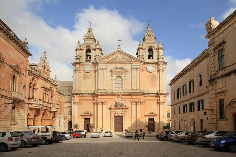 File:Malta - Mdina - Pjazza San Pawl + St. Paul's Cathedral ex 01 ies.jpg