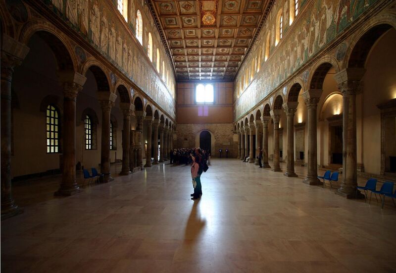 File:Nave looking towards the entrance - Sant'Apollinare Nuovo - Ravenna 2016.jpg