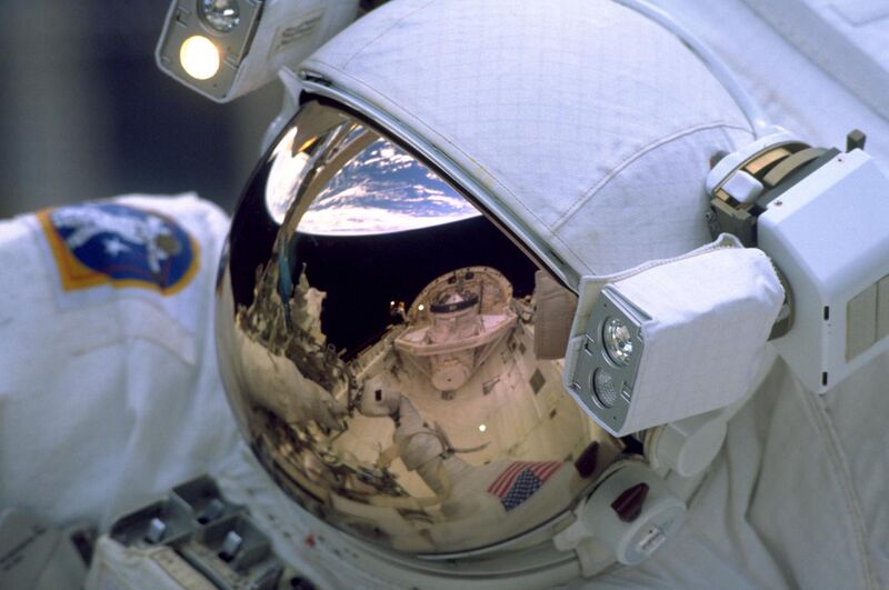 File:STS-103 Reflection on astronaut's visor.jpg