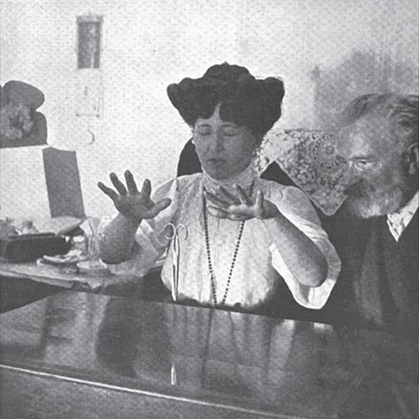 File:Stanislawa-Tomczyk-levitating-scissors-1909.jpg