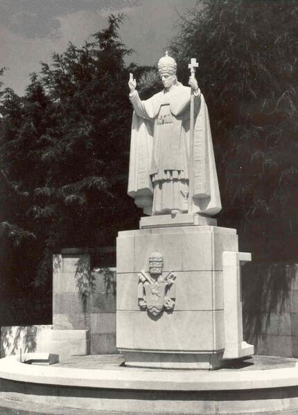 File:Statue of Pope Pius XII in Fatima Portugal.jpg