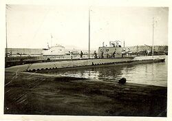 1932 Sous-marin dans le port d'Oran.jpg