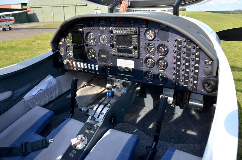 File:Cockpit Aquila AT01 (A210).jpg