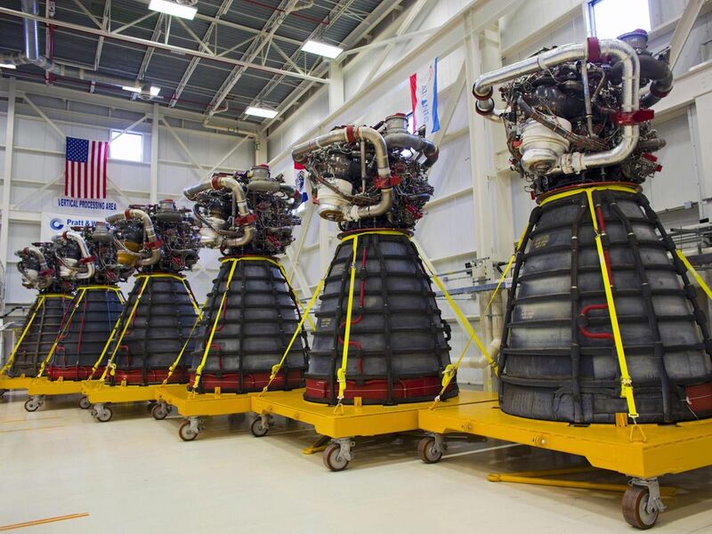 File:Pratt Whitney Rocketdyne space shuttle main engines.jpg