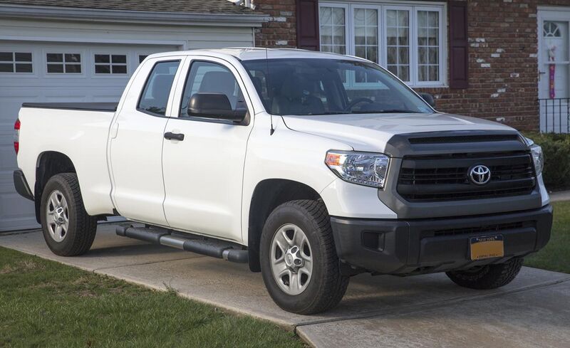 File:2017 Toyota Tundra SR 4WD Double Cab in Super White, front right.jpg