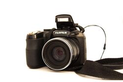 Fujifilm FinePix S1800 front with flash raised.jpg