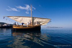 Traditional sailboat lateen sail.jpg