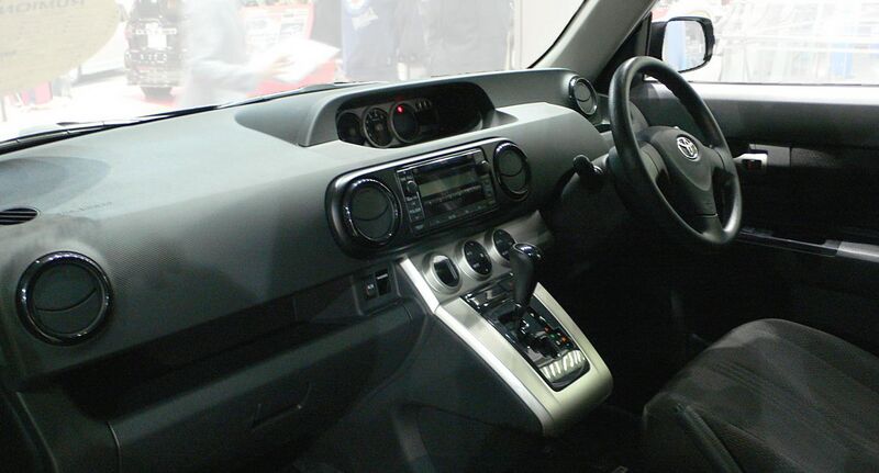 File:2007 Toyota Corolla-Rumion 03.jpg