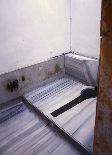 File:Dolmabahce Toilette2.jpg
