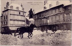 N° 9 de la place dans le centre ville de Langres.jpg