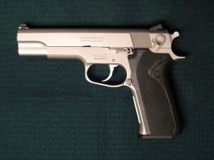 Smith wesson 1006.jpg