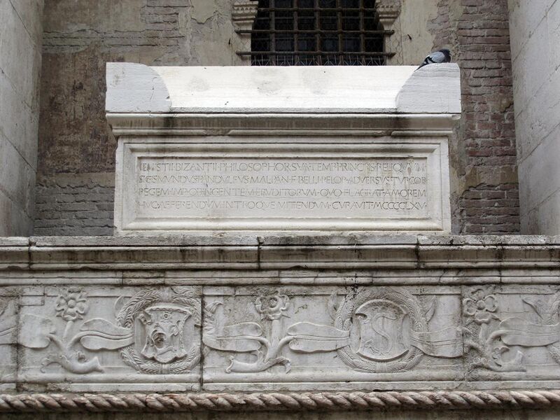 File:Tempio malatestiano, ri, fianco dx, tomba 03 di giorgio gemisto pletone.JPG