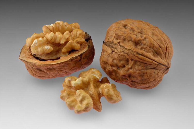 File:Walnuts - whole and open with halved kernel.jpg
