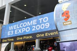 An image of the E3 2009 Expo banner outside of the convention center.