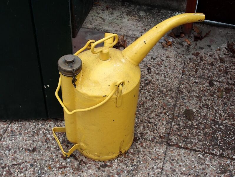 File:Yellow oil can.JPG