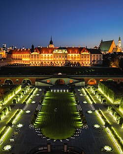 Zamek Królewski nocą w Warszawie widok od strony ogrodów królewskich.jpg