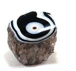 Black onyx with concentric white bands